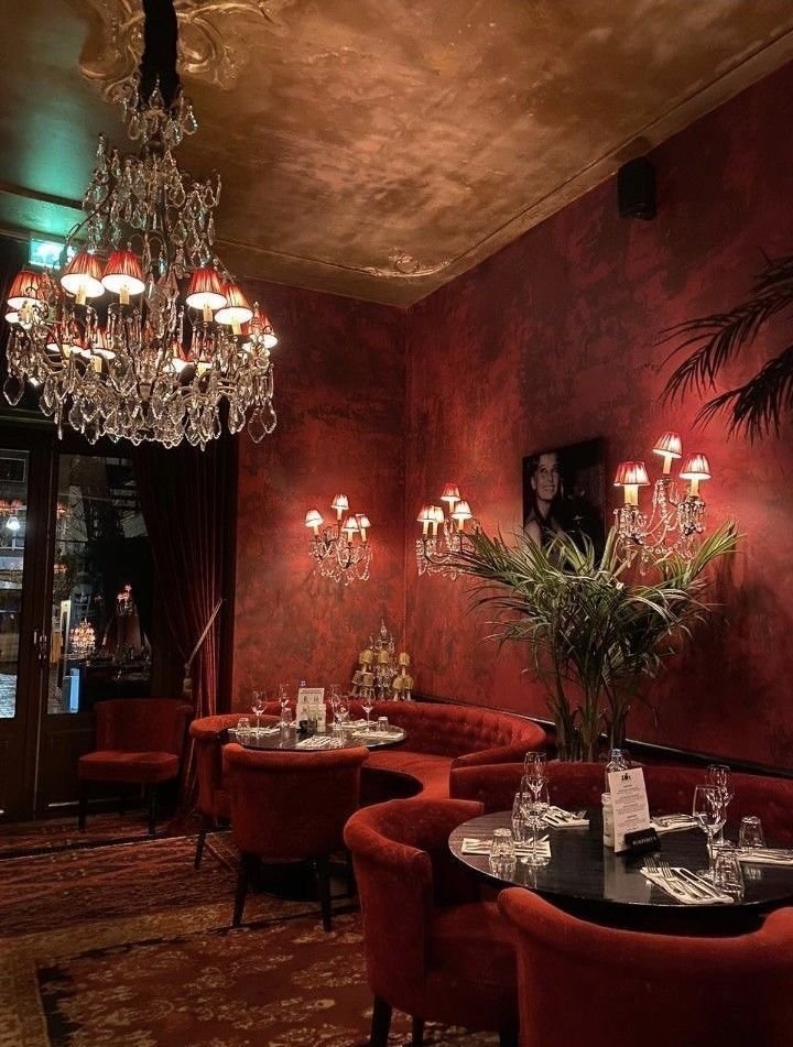 Lavorare in un Night Club all’Estero: Opportunità e Requisiti per Hostess