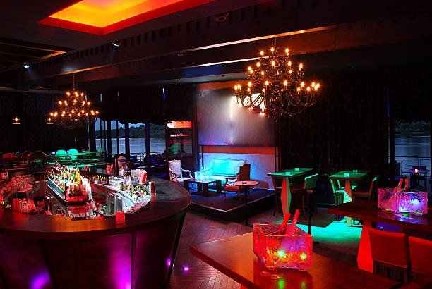 Come iniziare a lavorare in un night club come hostess senza esperienza